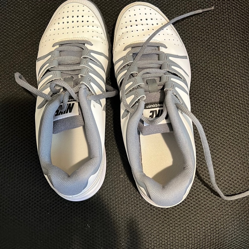 Nike Vapor Court Tennis shoes size 7.5